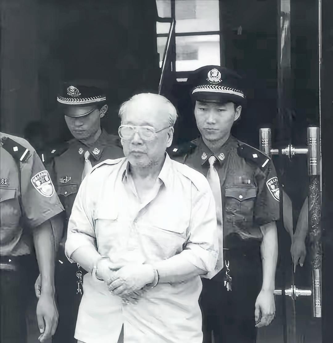 1999年3月18日凌晨，天津蓟县的一处民居，随着踹门声，检察人员闯入屋内，只见