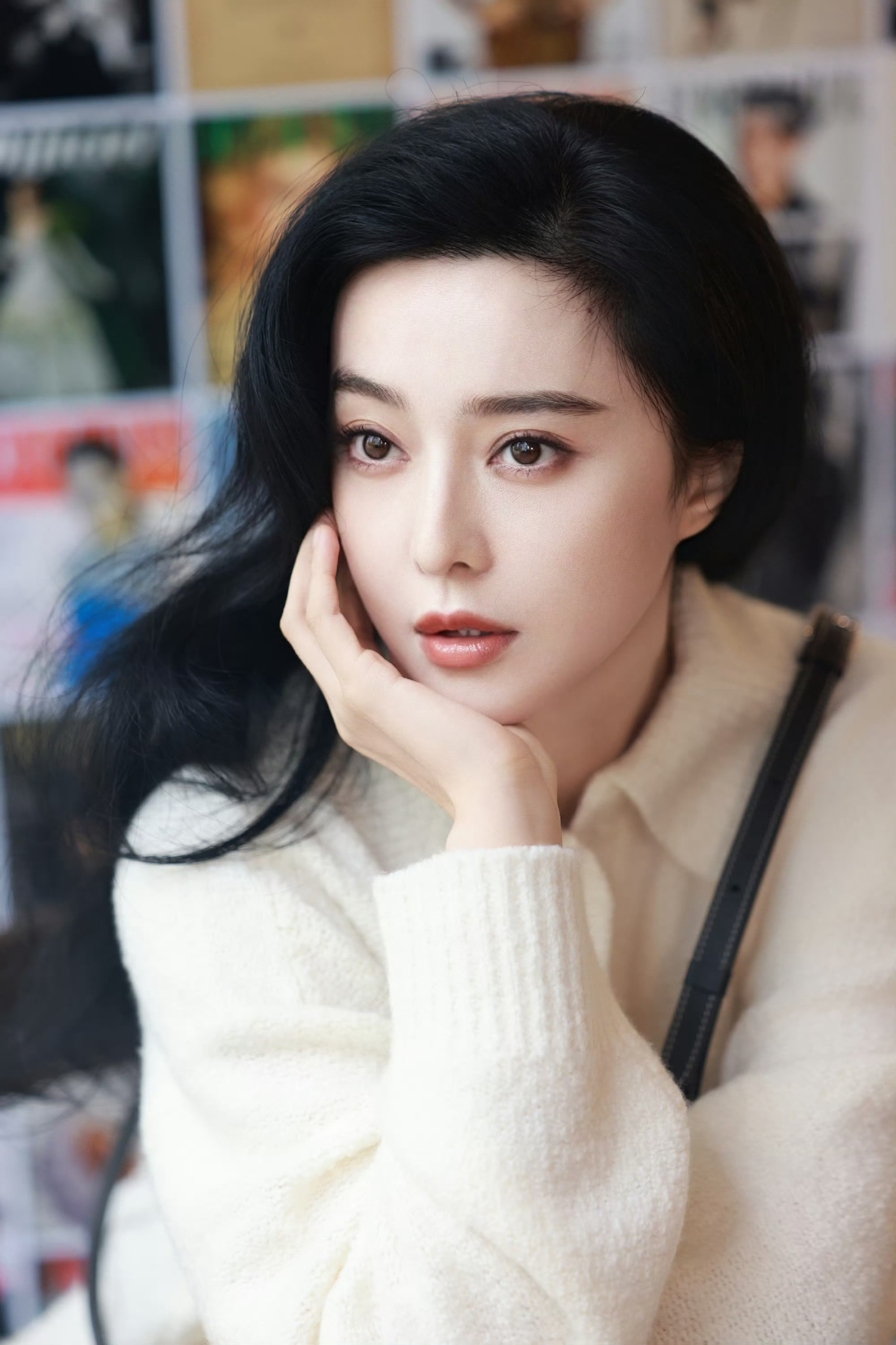 范冰冰于一杯咖啡的间隙，慢品时光静赏窗外绿意的自然呼吸惬意又自在​​​