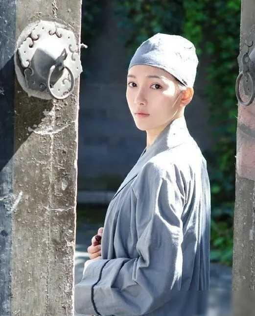 乾隆五十五年，一尼姑向纪晓岚求对联，结果他张口就对尼姑说"一笔直通；两扇敞开"，