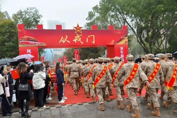 3月14日上午，广东省揭阳市迎来2026年上半年新兵入伍仪式，武警战士领队，后面