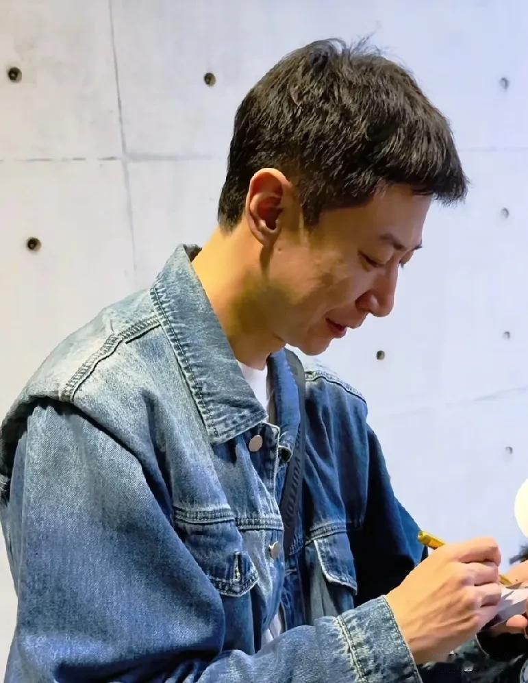 张维伊，发型换了后感觉帅气十足啊，原来是中分的发型就像街溜子，不像个好人，现在发
