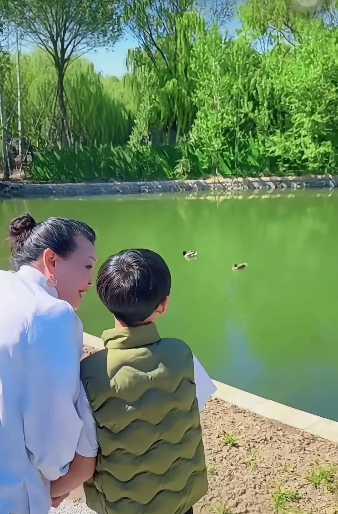 对于普通人来说，奶奶牵着孙子的小手在家门口的公园里走走，是最简单不过的事了，但是