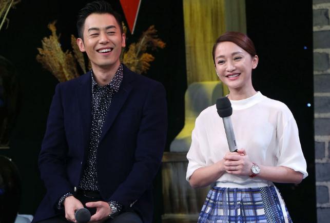 2013年，在拍摄《红高粱》时，朱亚文将周迅压倒在高粱地里，忽然周迅大喊：“等一