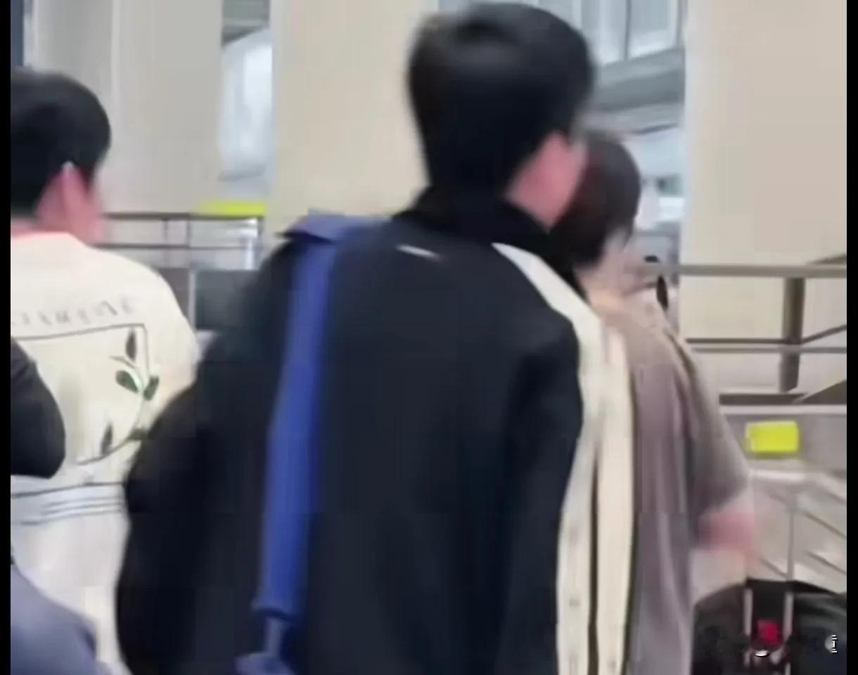 蒯蔓这人能处！WTT瑞典大满贯结束后，国乒返回北京，机场一位林诗栋的粉丝，想与