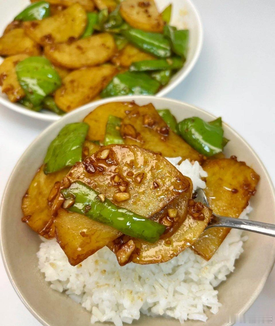 一人食|青椒炒土豆，香过肉的家常美味这道青椒炒土豆，我从小吃到大，百吃不腻