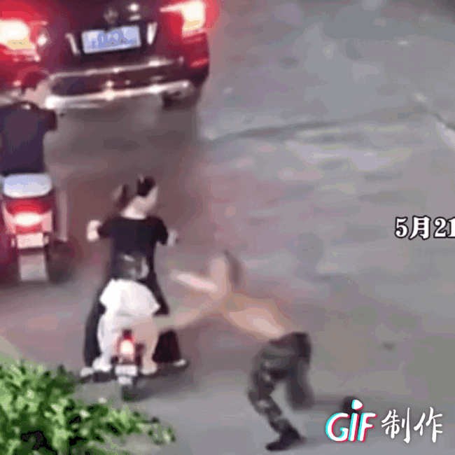 “这种人抓住先狠狠打一顿！”5月21日，湖南一光膀子大汉在大马路上突然发疯，然后