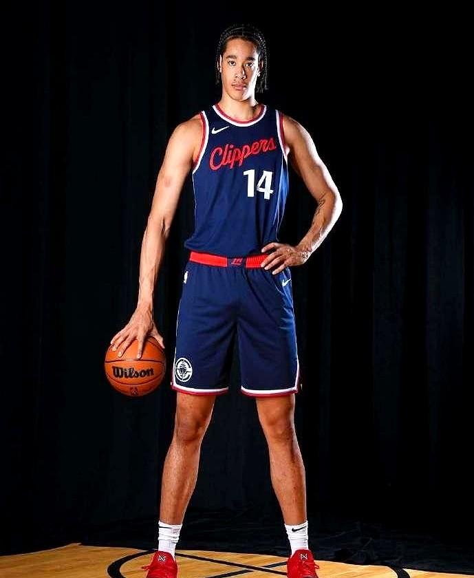 快船新秀依然在成长的道路上跌跌撞撞，没有火热的数据，也没有稳定的上场时间，但他们