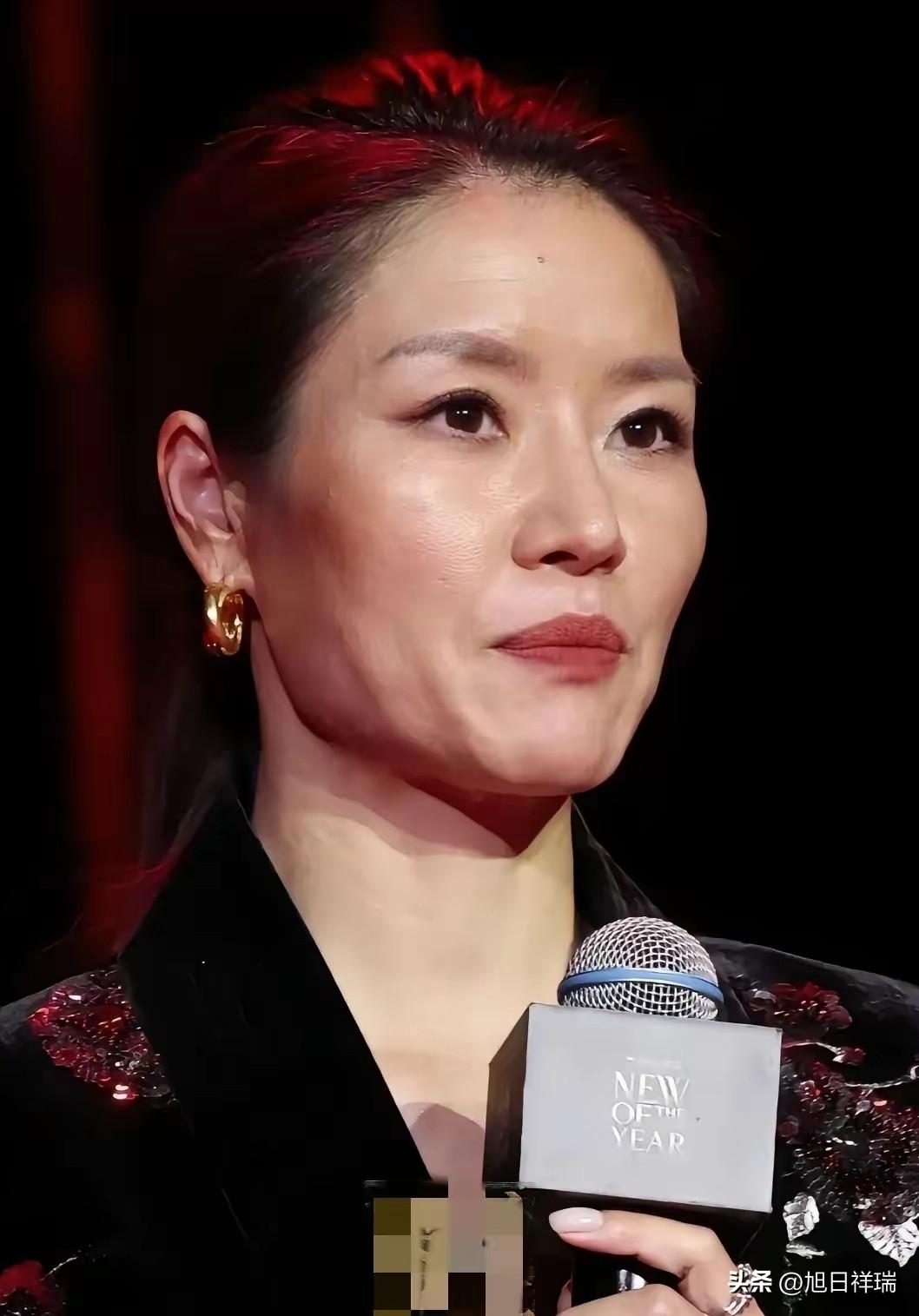 李娜，亚洲第一个大满贯单打冠军，球场上吼姜山跟吼小孩似的。回了家，管姜山父母叫了