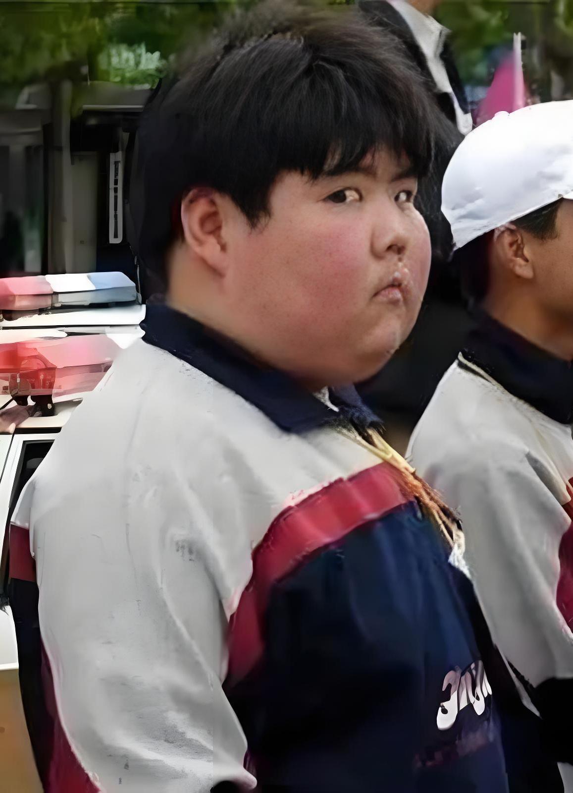 20多年前， 因为一张照片爆红网络， 他就是“网红小胖”， 网红小胖