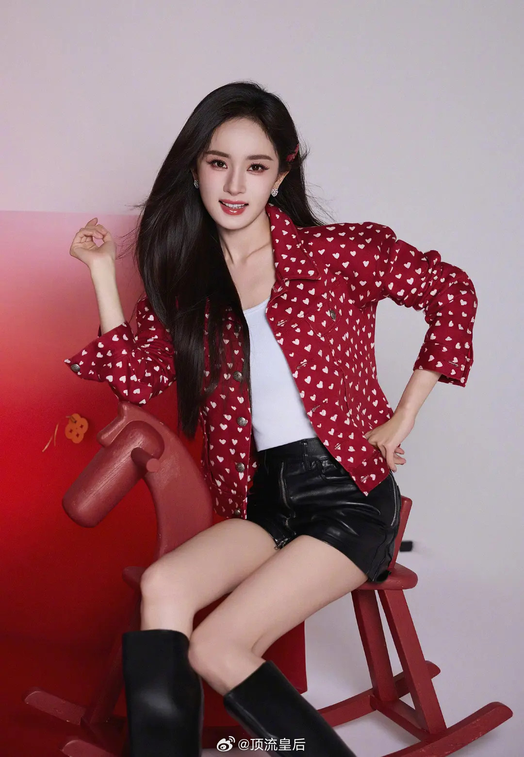 杨幂一天两场活动，每场活动造型都好惊艳，活力满满，太出彩啦。