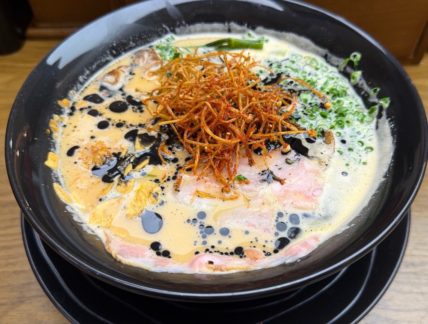 今天吃的黑蒜白鸡汤拉面