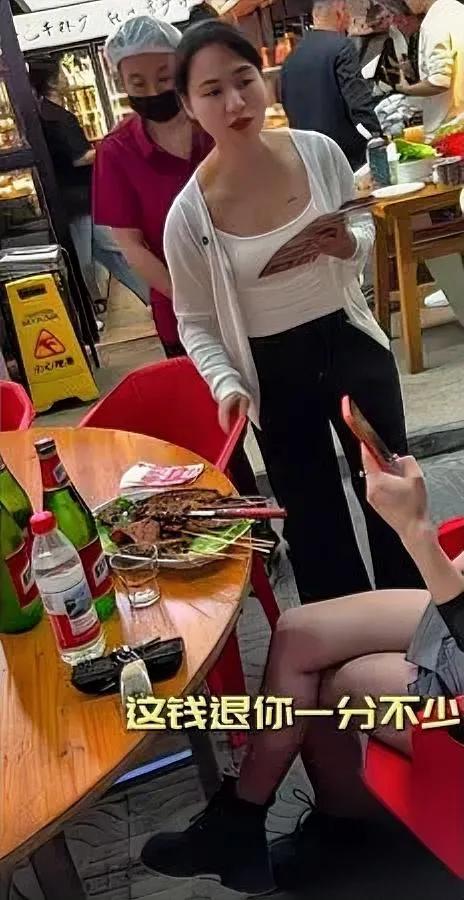 烧烤店吵翻了！两百块烤肉引争议聋哑服务员端肉没说话，女顾客竟要求老板开除
