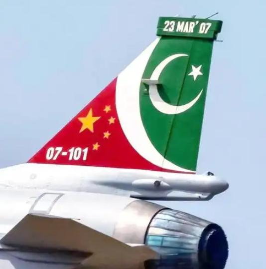 巴铁这次是完全服气了。 在南亚的国防发展史上，巴基斯坦曾走过一段刻骨铭心的弯