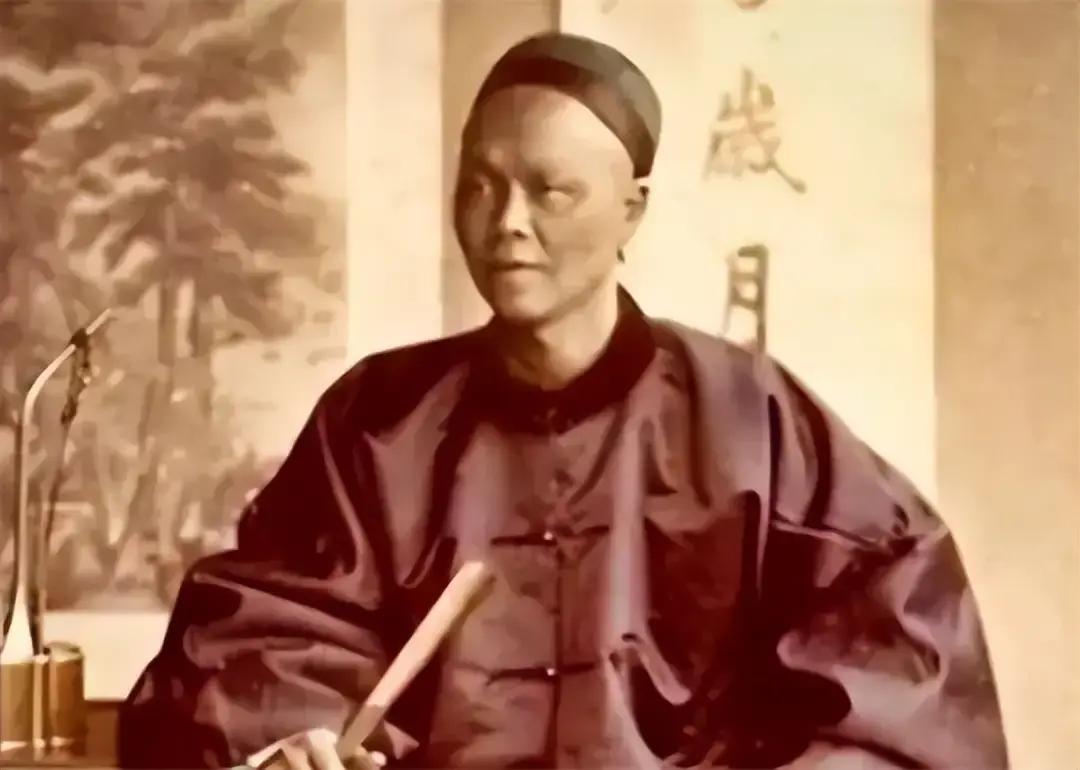 康熙年间，有一年，宫中频频被盗，案子迟迟不能告破。康熙帝龙颜大怒，将宫内护卫处决了一大批，可仍然盗贼