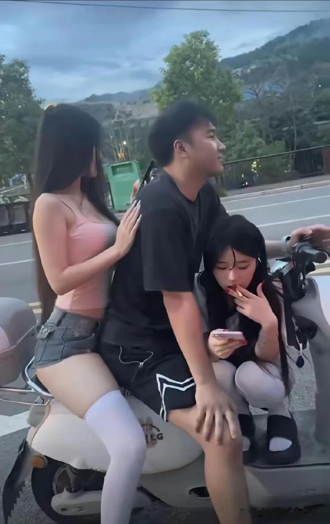 这个外卖员不穿外卖服，算不算违规?美团饿了么美团、饿了么等快递骑手，一般都