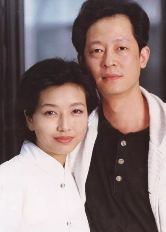 有一次，王志文借着酒意，对江珊说："你说咱俩已经演了这么多次夫妻，你就嫁给我吧！