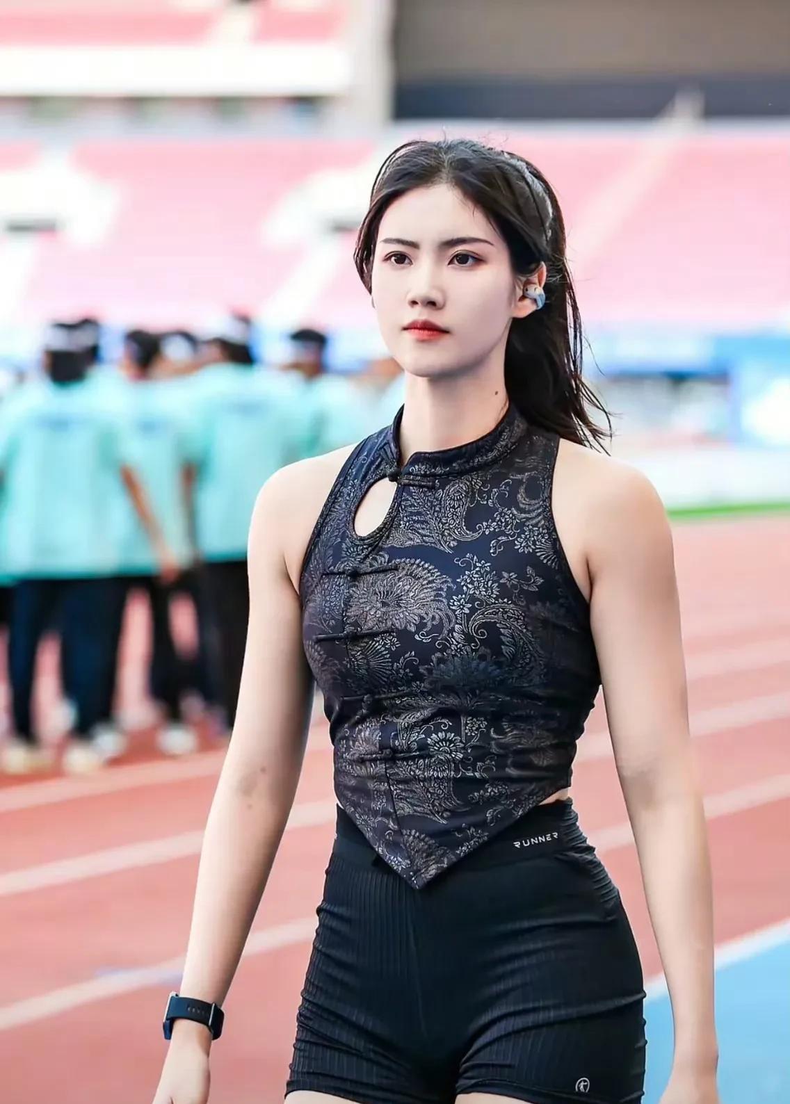 田径女神夏思凝这身比赛服也太炸裂了吧？这性感妩媚的比赛服把夏思凝高挑匀美的身材
