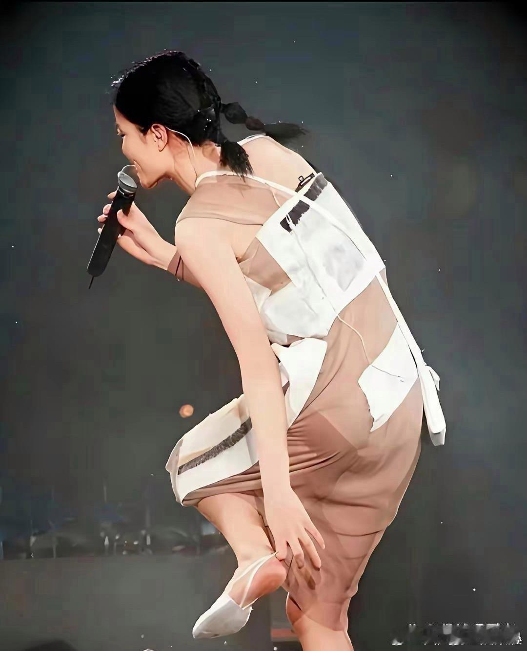 王菲真的太敢了！演唱会竟穿无底高跟鞋登台，天后的舞台气场直接拉满，就是莫名心疼她