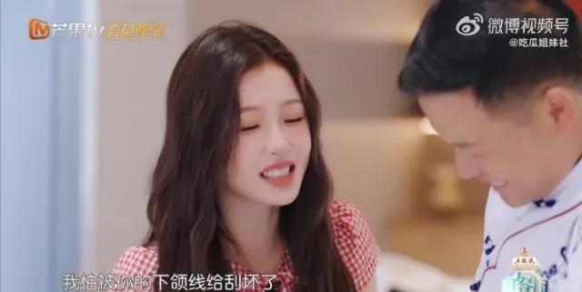 救命！虞书欣和翟潇闻这对“冤种姐弟”又来搞笑了！在《中餐厅》里，翟潇闻坦言没虞书