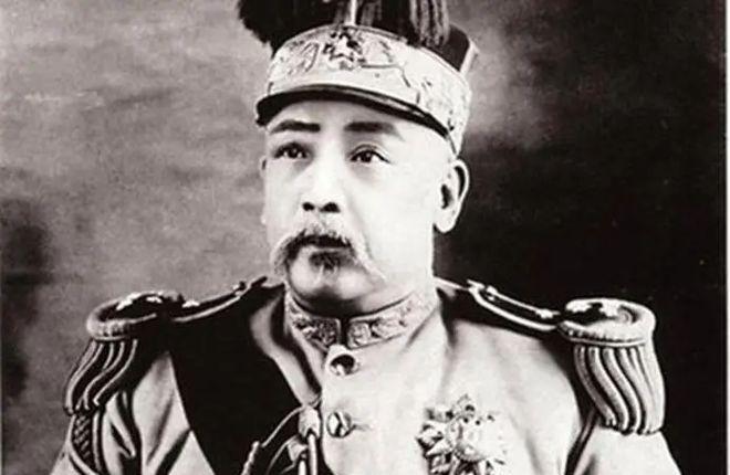 据袁世凯贴身侍卫陶树德回忆：袁世凯每天5点起床后，先喝鸡汤、牛肉汤开胃；7点左右