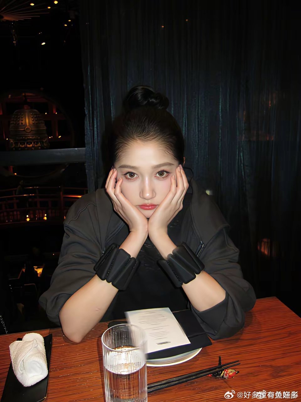 关晓彤晒双人就餐美照，是又谈恋爱了吗？鹿晗和王安宇你更看好谁？在鹿晗关晓彤分手风