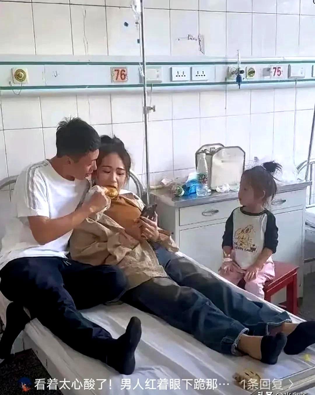 今天刷到一个视频，直接把我看堵了。医院病房里，男人给妻子送完饭，突然“扑通”一