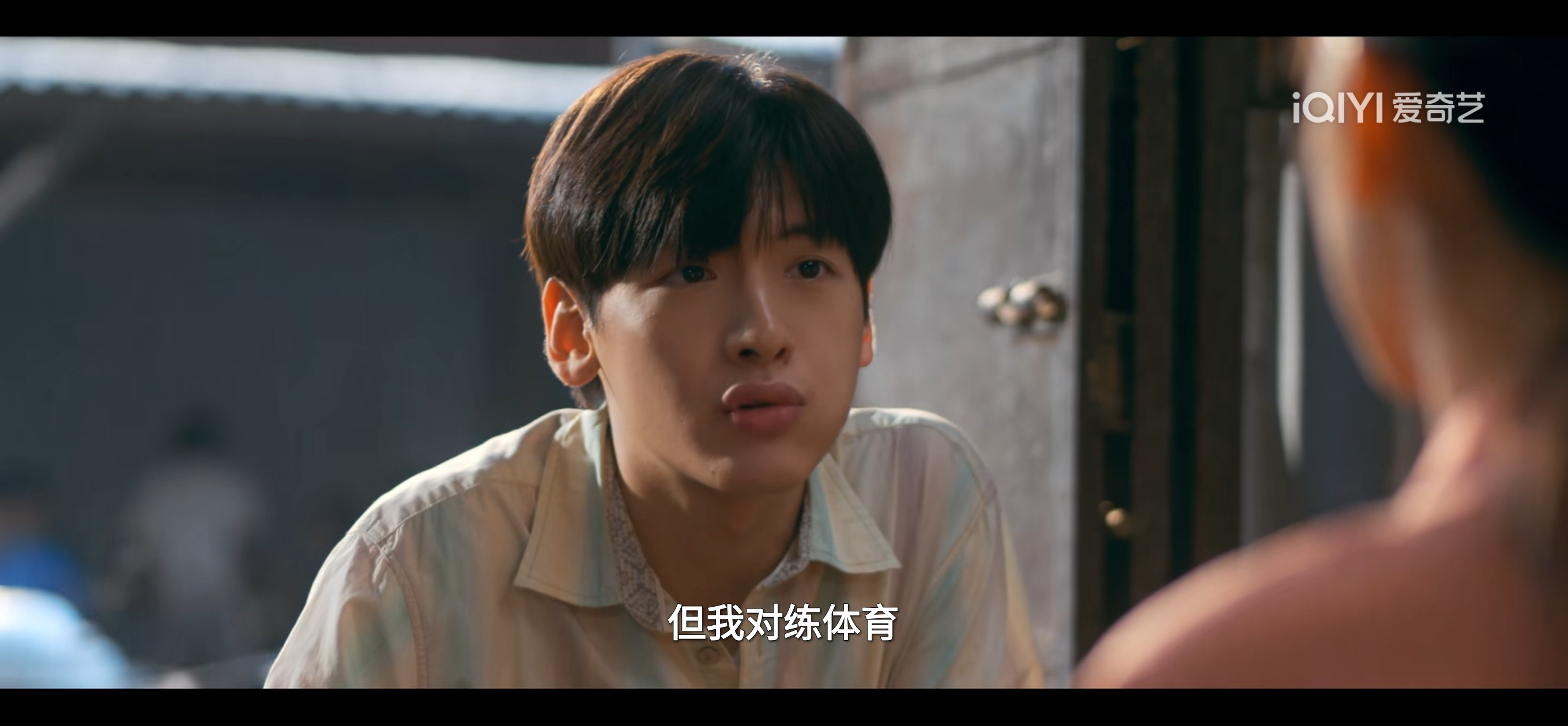 男主职业完全改了啊？小说里是部队大院子弟，本身也是当兵的，剧里改成家境不错练体育