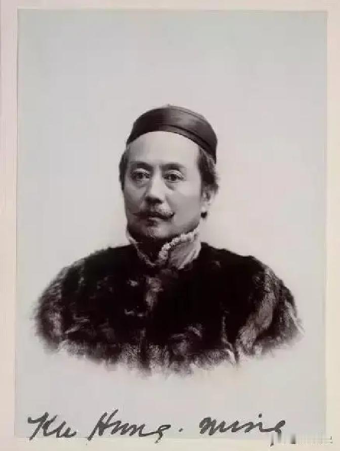 一个美国女人故意用英语和辜鸿铭交谈，辜鸿铭没理睬，美国女人冷笑起来："他连英语都