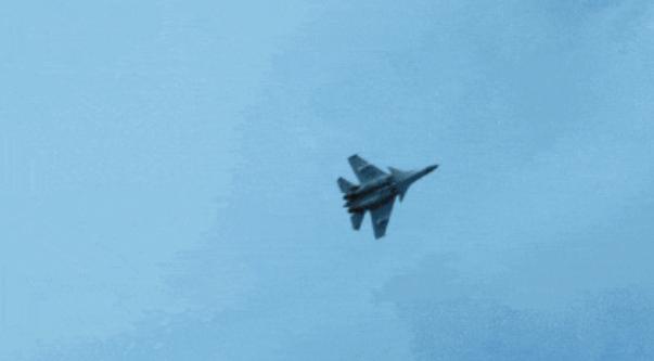 四架外军战机气势汹汹扑向山东舰，结果却在无线电里哭喊着要回家？建军99周年之