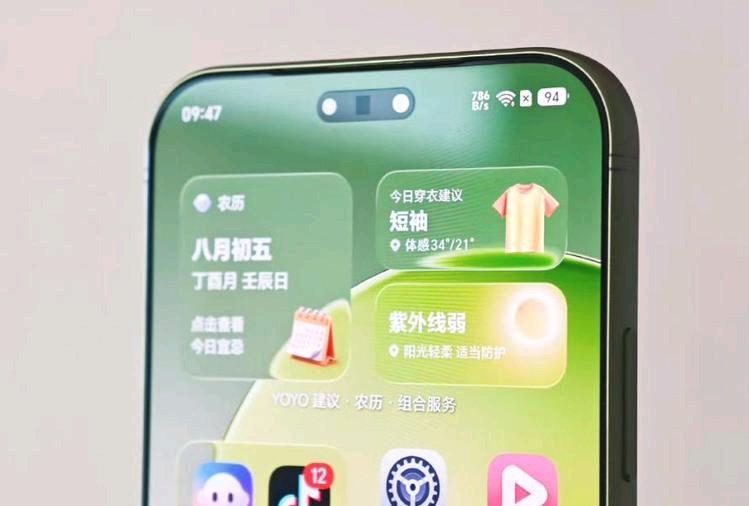 荣耀这回玩了个真的。一开始我以为耀子那个1:1方形前摄是软件裁出来的，结果拿