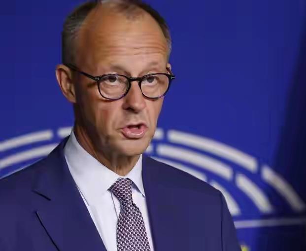 不忍了！德总理对美国发出警告，别做的太过分！当地时间2月18日，德国总理默茨