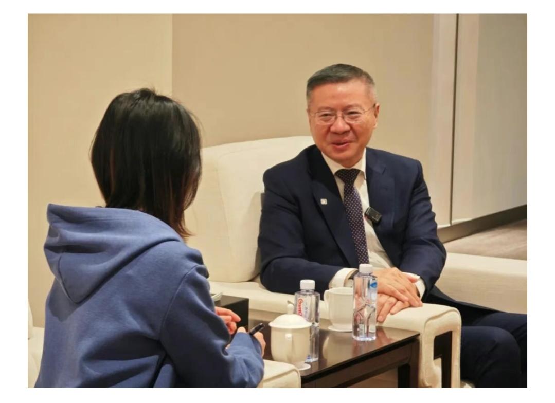 张维为教授接受《中国石油报》采访。12月11日，张维为教授在参加国际能源发展高