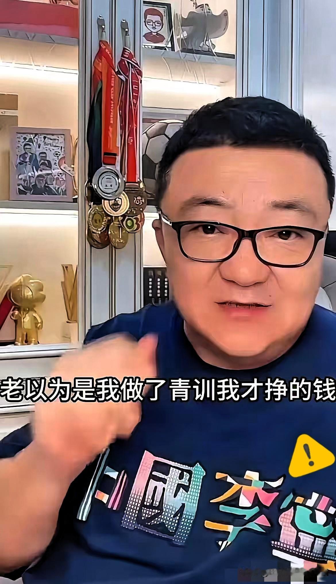 董路彻底失望透顶：自己辛辛苦苦教这批孩子踢足球，最后却发现，我教会了他们踢球，却