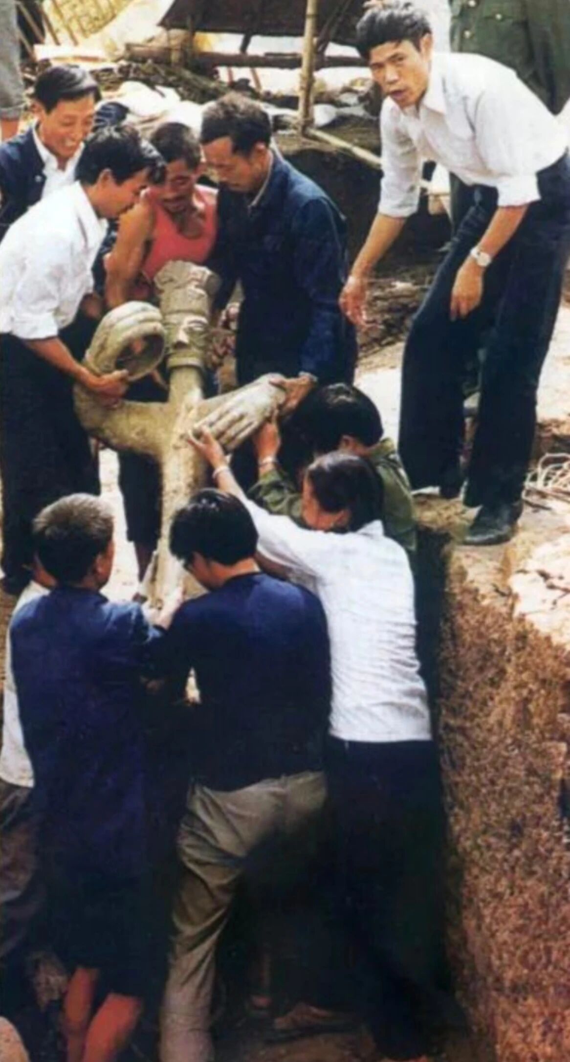 三千年前古蜀文明重见天日。1986年三星堆考古先行者，挖掘出首批古蜀青铜文物。2