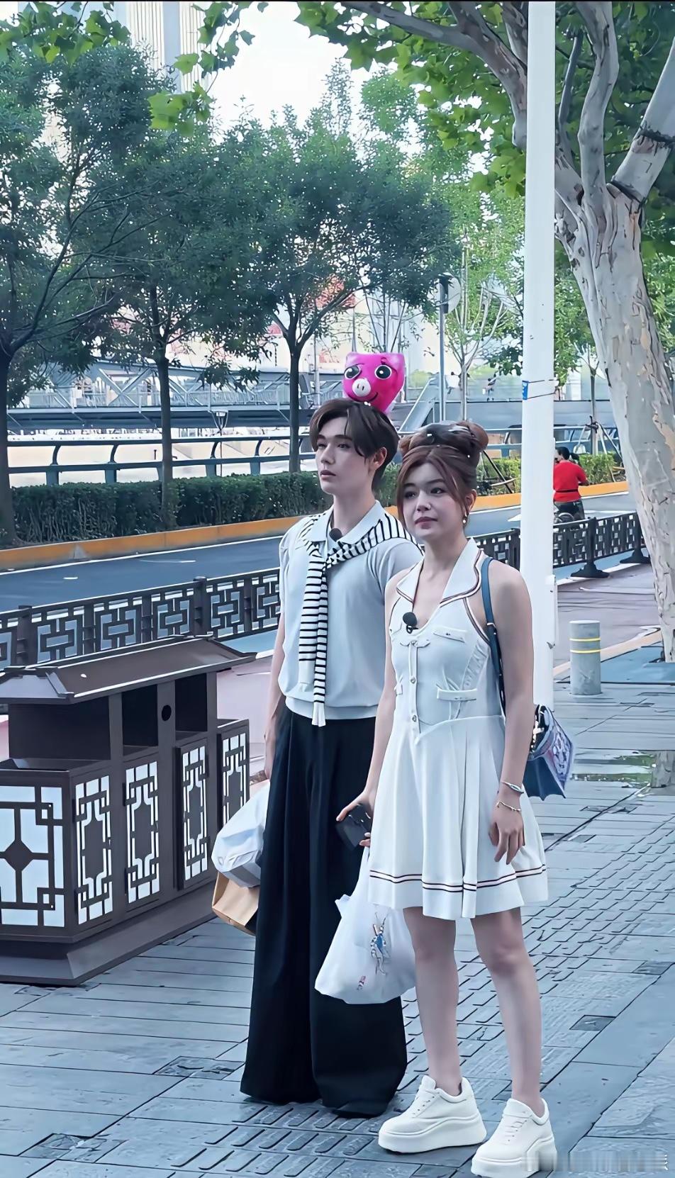 最服陈妍希，43岁了，从头到脚少女装扮，竟然一点也不违和