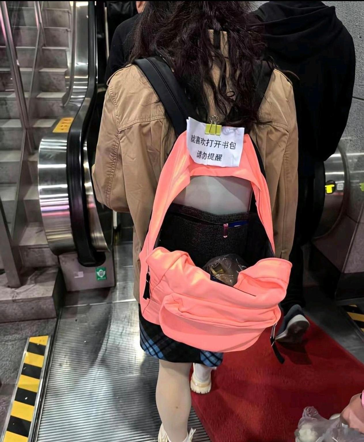 这是一种行为艺术吗？这样真的合适吗？