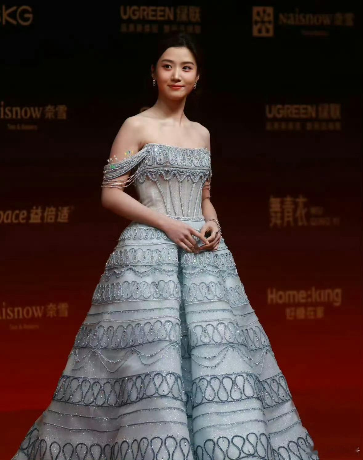 卢昱晓工作室卢昱晓又一次因为造型土被审判了，粉丝问工作室为什么走红毯把头发扎起