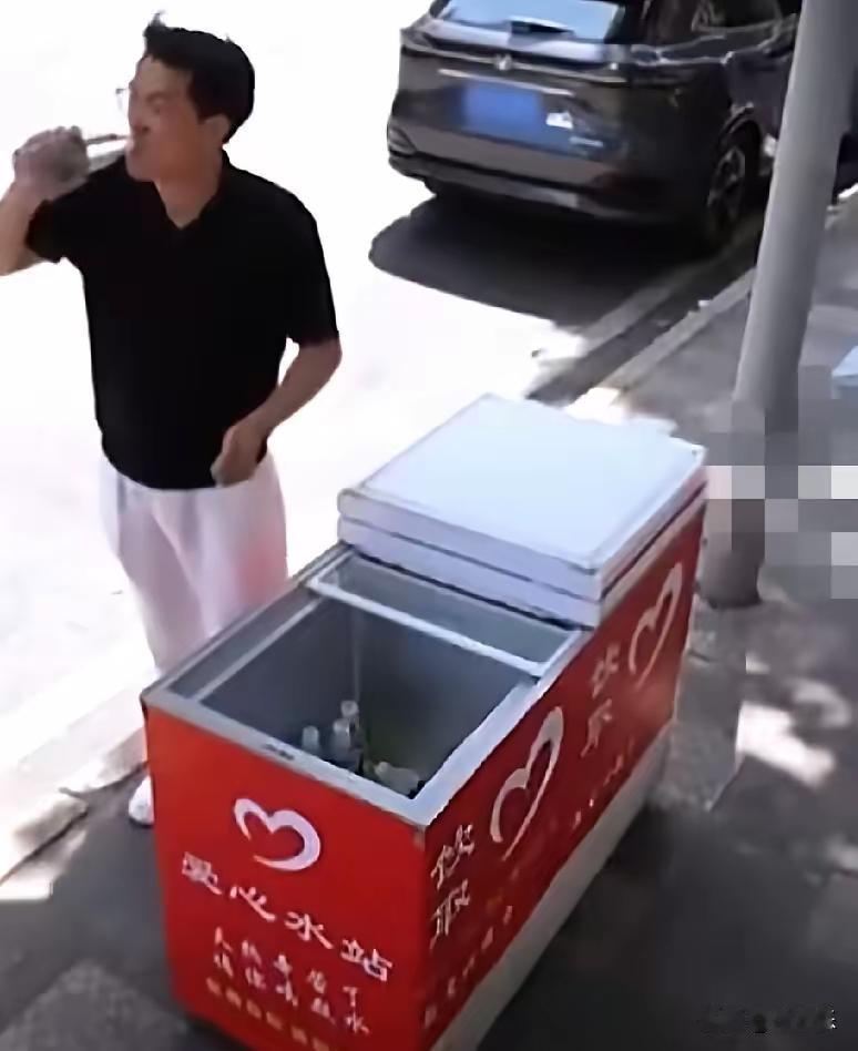 重庆。42度的高温，男子从爱心冰柜拿了水喝，从后备箱搬来两箱水放进冰柜。看见外