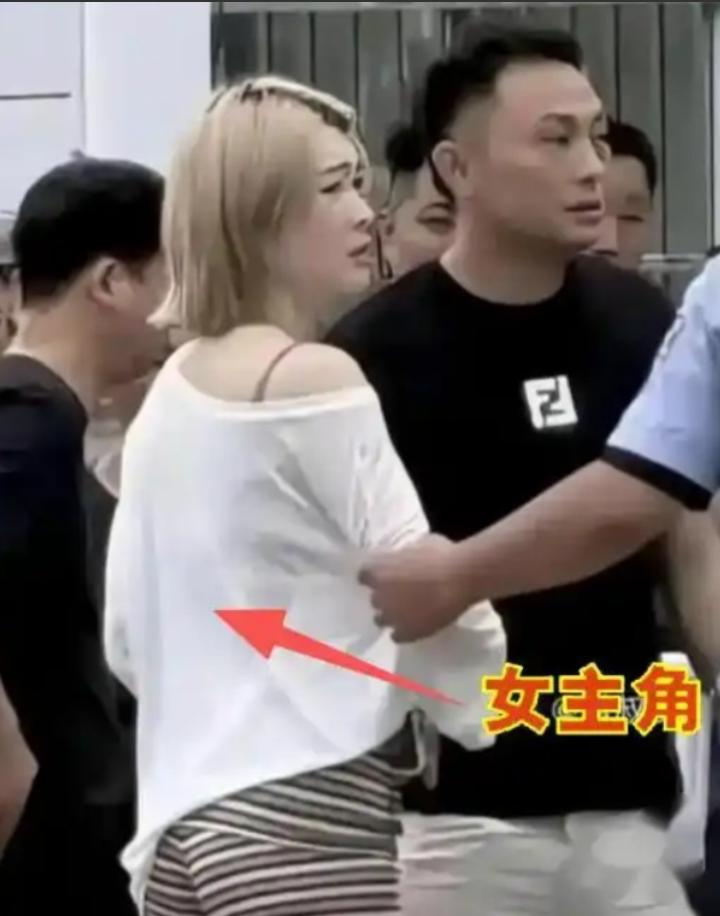 谁能想到，规规矩矩等个红灯，也会飞来灭顶之灾！安徽广德母亲带两个孩子停在非机动车
