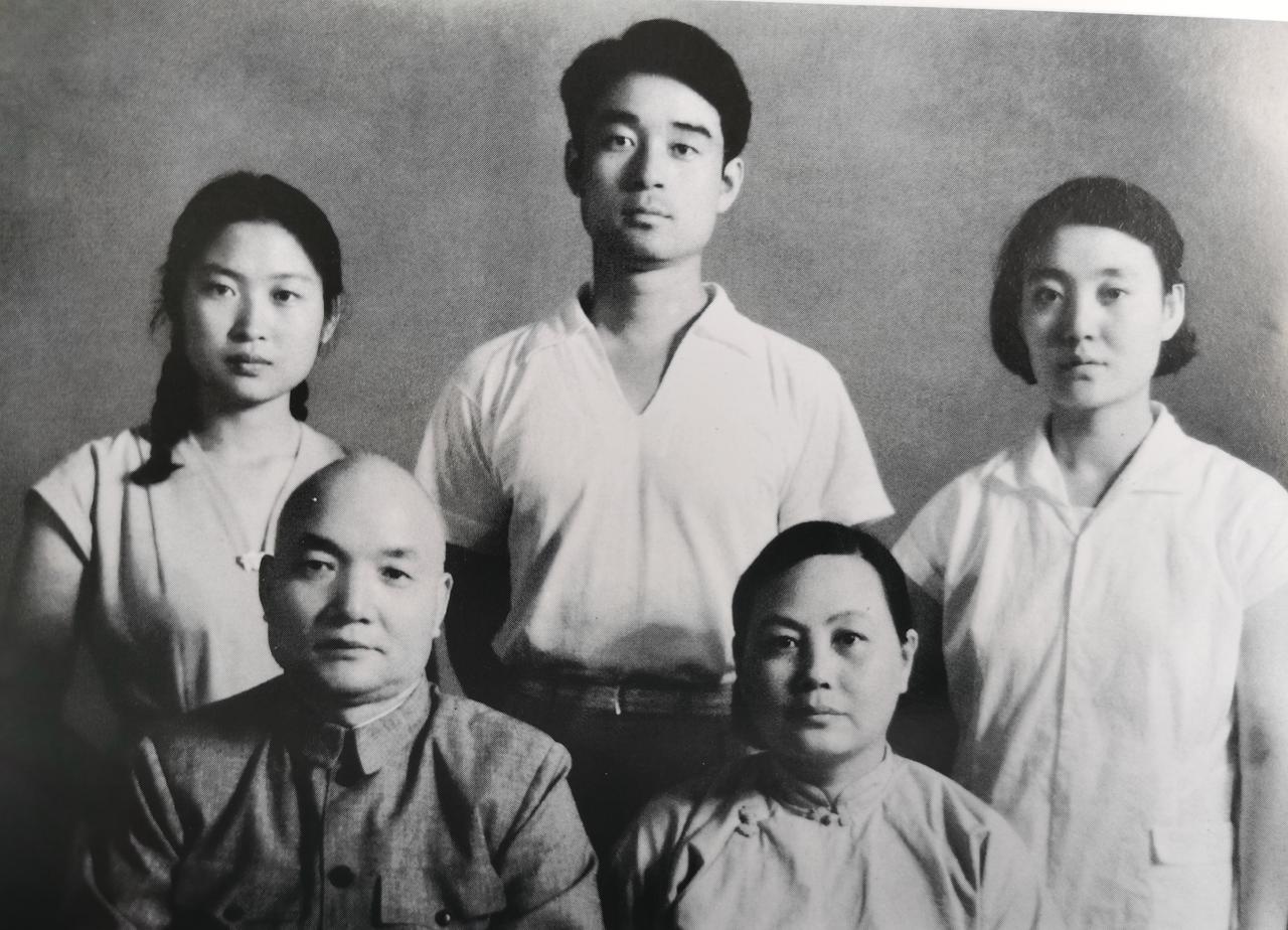 1960年开国中将孔从洲全家福。前排是孔从洲夫妇。后排右边是孔从洲的女儿孔淑静。