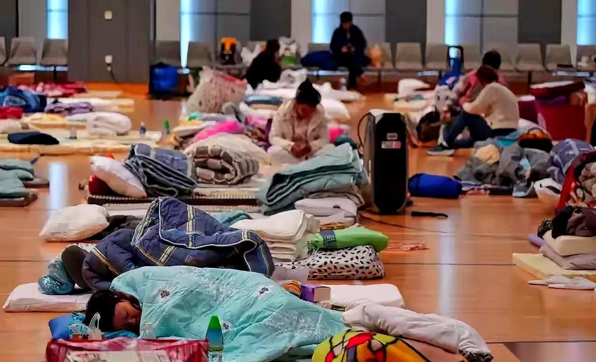 刷到香港那个小区，一把火，一夜之间。什么老板，什么打工的，全都站在街上，身上可