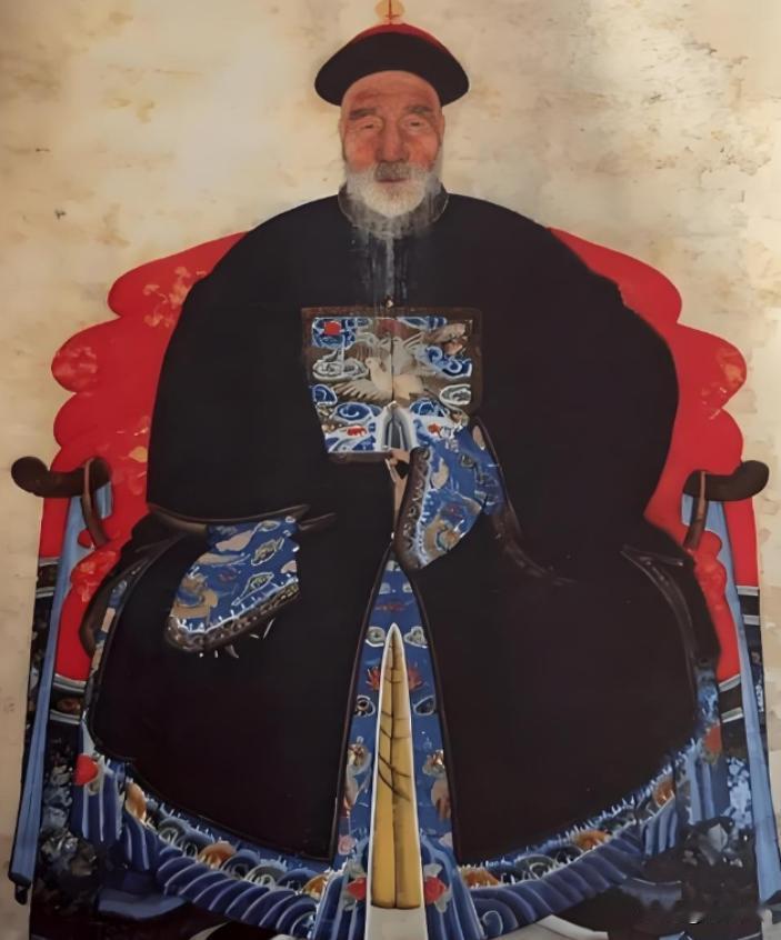 乾隆嫌考生太丑，当场出上联羞辱：“独眼不能登金榜。”满朝大臣捂嘴偷笑。考生不慌不