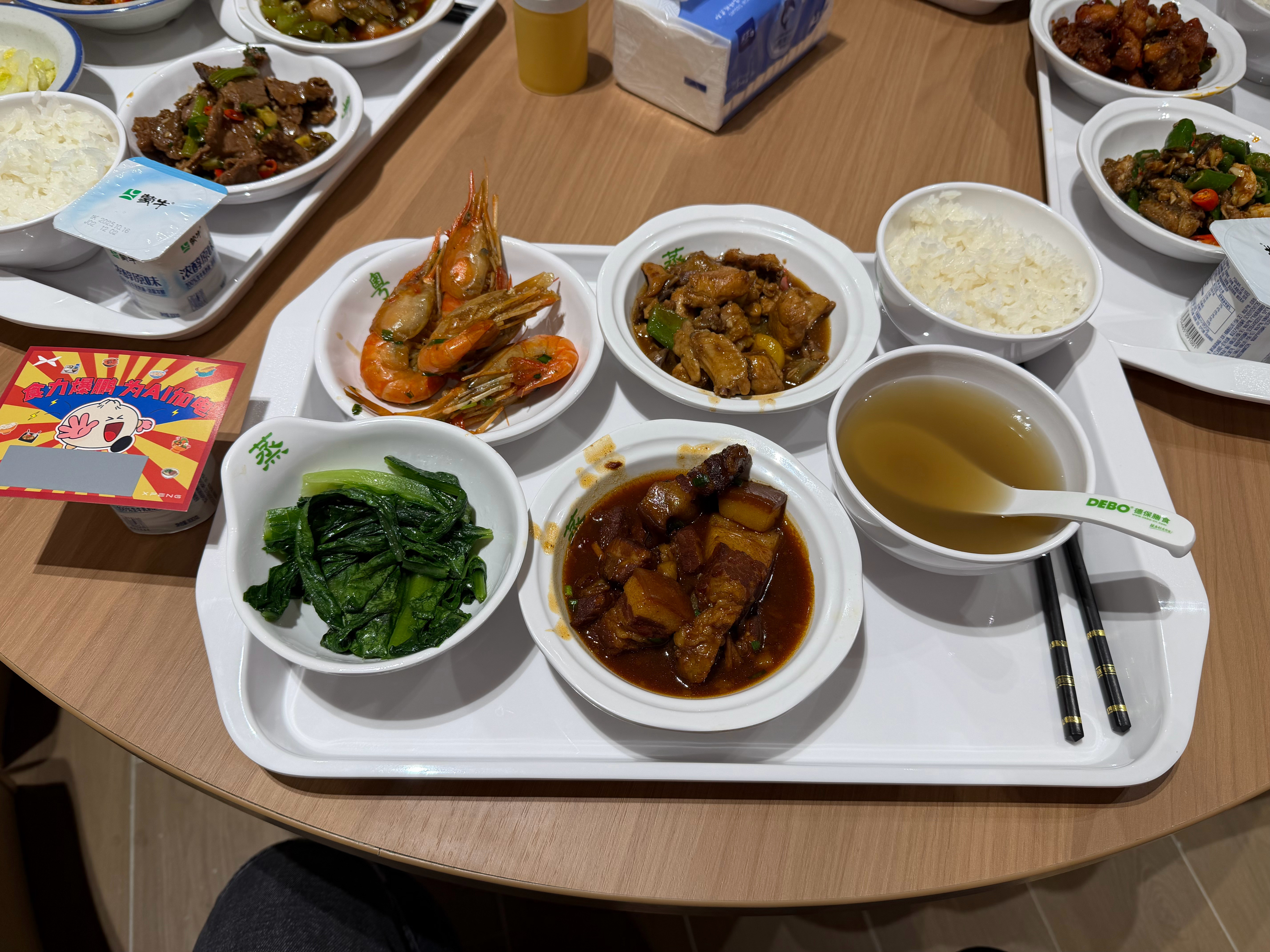 就这么一堆东西，免费吃，还能抽奖送个饮料​​​