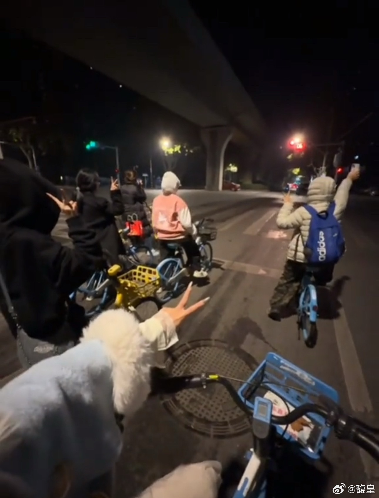 夜晚的街头，一群人骑着车疯疯闹闹，连影子都跟着晃得开心。有一群很好的朋友是种什么