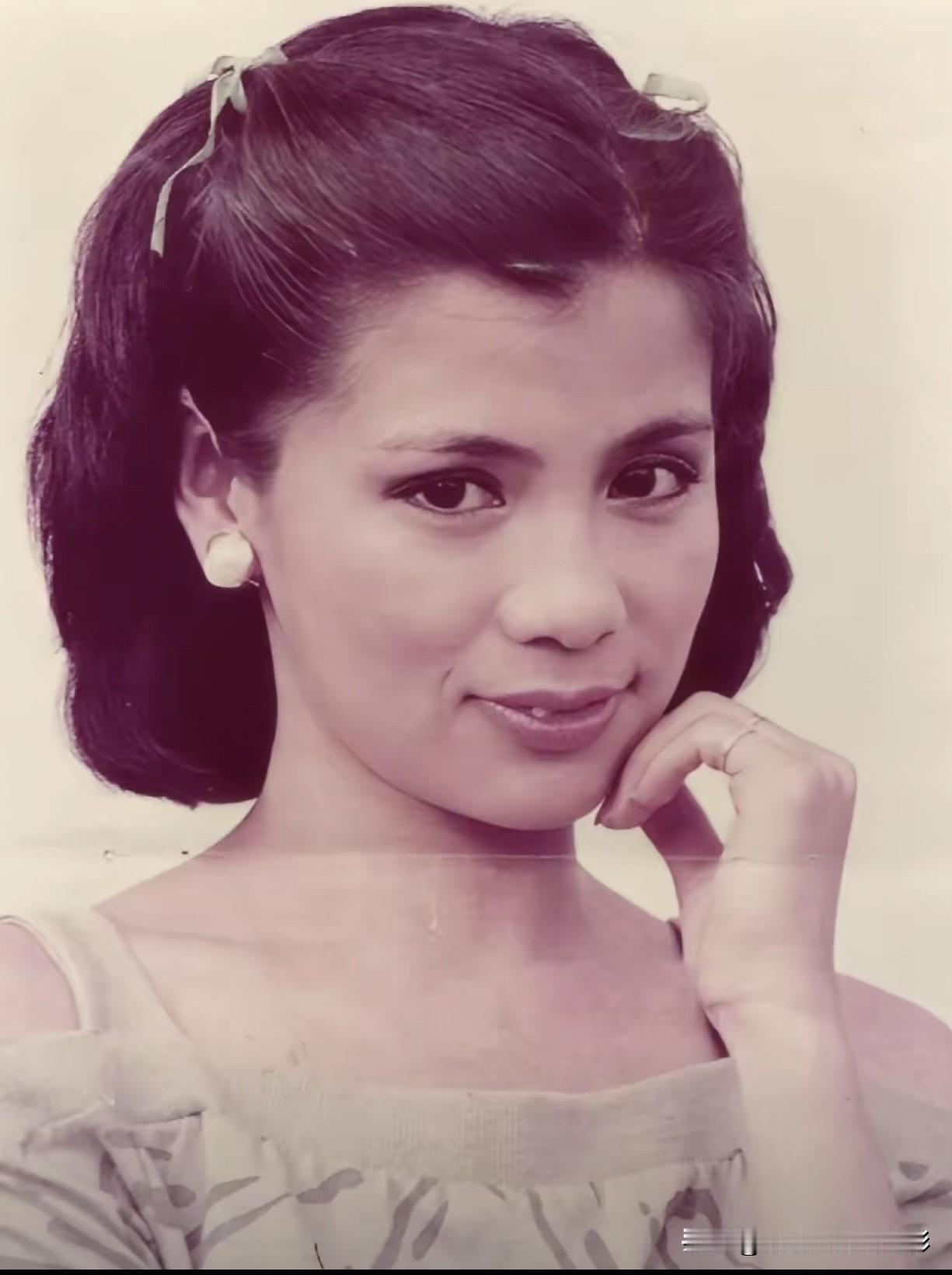 永远的翁美玲|抬眼是俏，垂眸是柔📽️头发随便挽挽，别个薄荷绿发带，发梢都