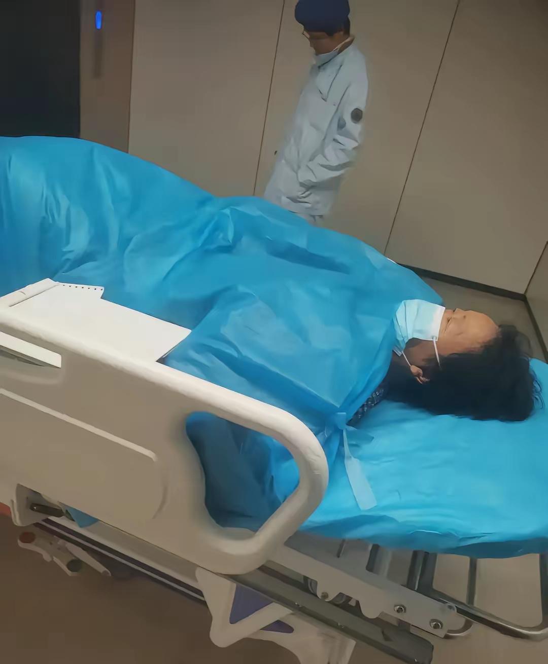 科学都解释不清了？江苏一老太太在医院离世，子女怕91岁老爷子扛不住，没敢跟他说这