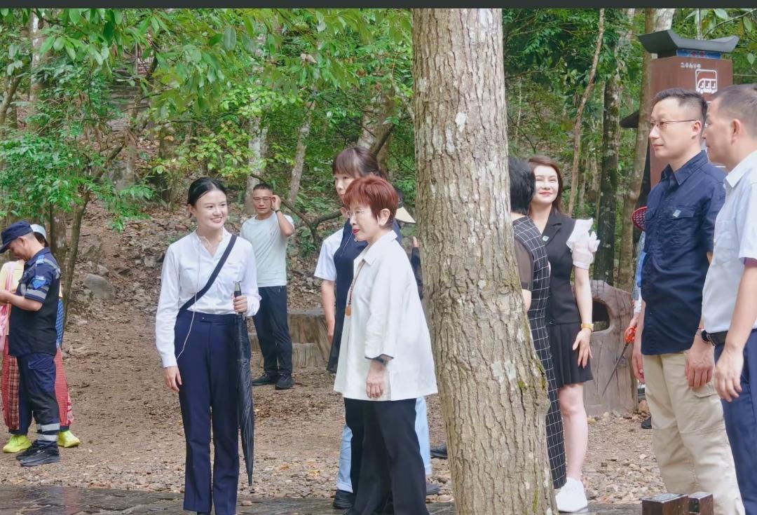 9月20日，网友在贵州小七孔景区偶遇中国国民党前主席洪秀柱女士，她在小七孔景区参