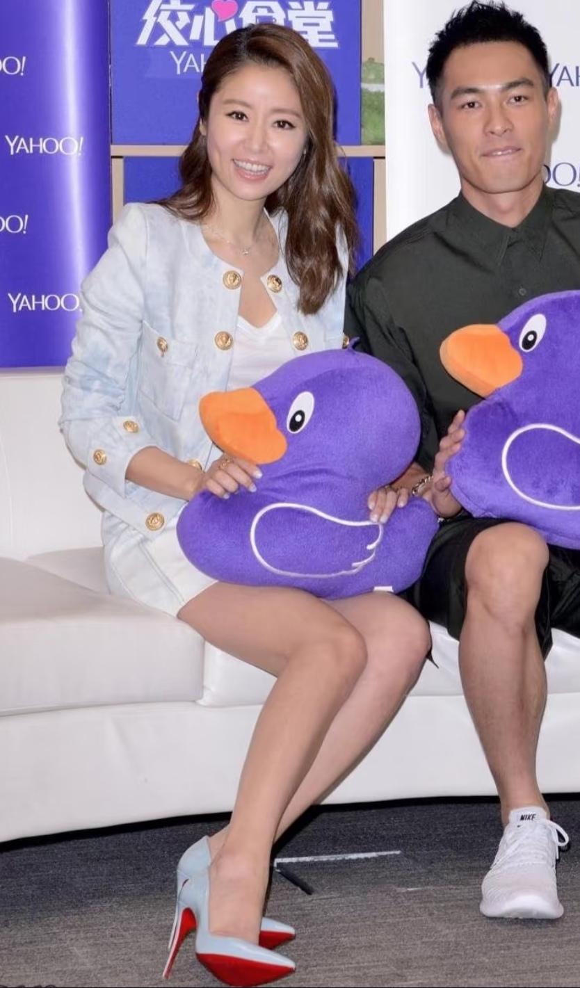 林心如长着一张圆圆的小馒头脸，肉感可爱，眼睛又大又亮，特别讨喜。她身材纤细，还有