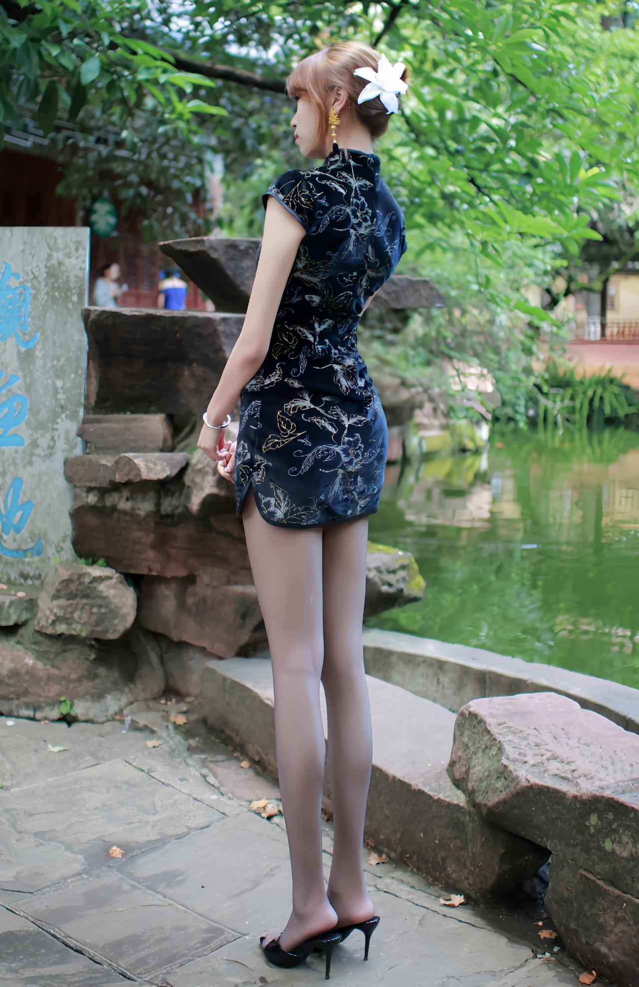 女人如何穿高跟鞋显得很洋气