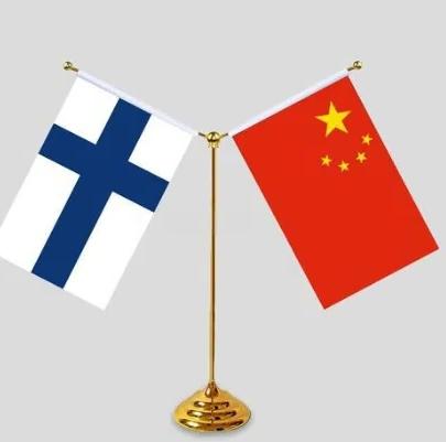 “来自中国北京的问候。”芬兰总理彼得里·奥尔波抵达北京，在社交媒体发布了他此次访